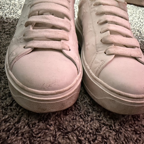 LV Shoes - Picture 11 of 16